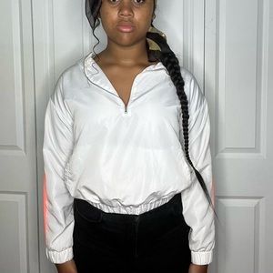 cute windbreaker with zipper and pockets !!